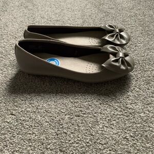 Faded Glory Bow Flats 7 Taupe NWOT